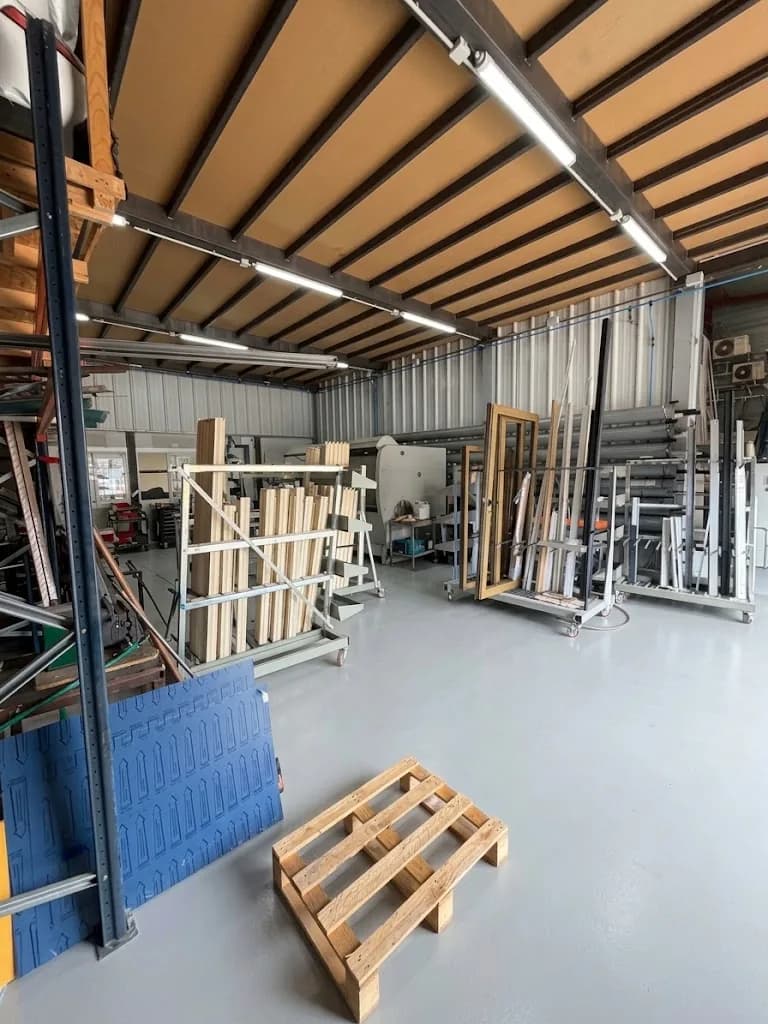 Cadres en bois et matériaux stockés dans l’atelier